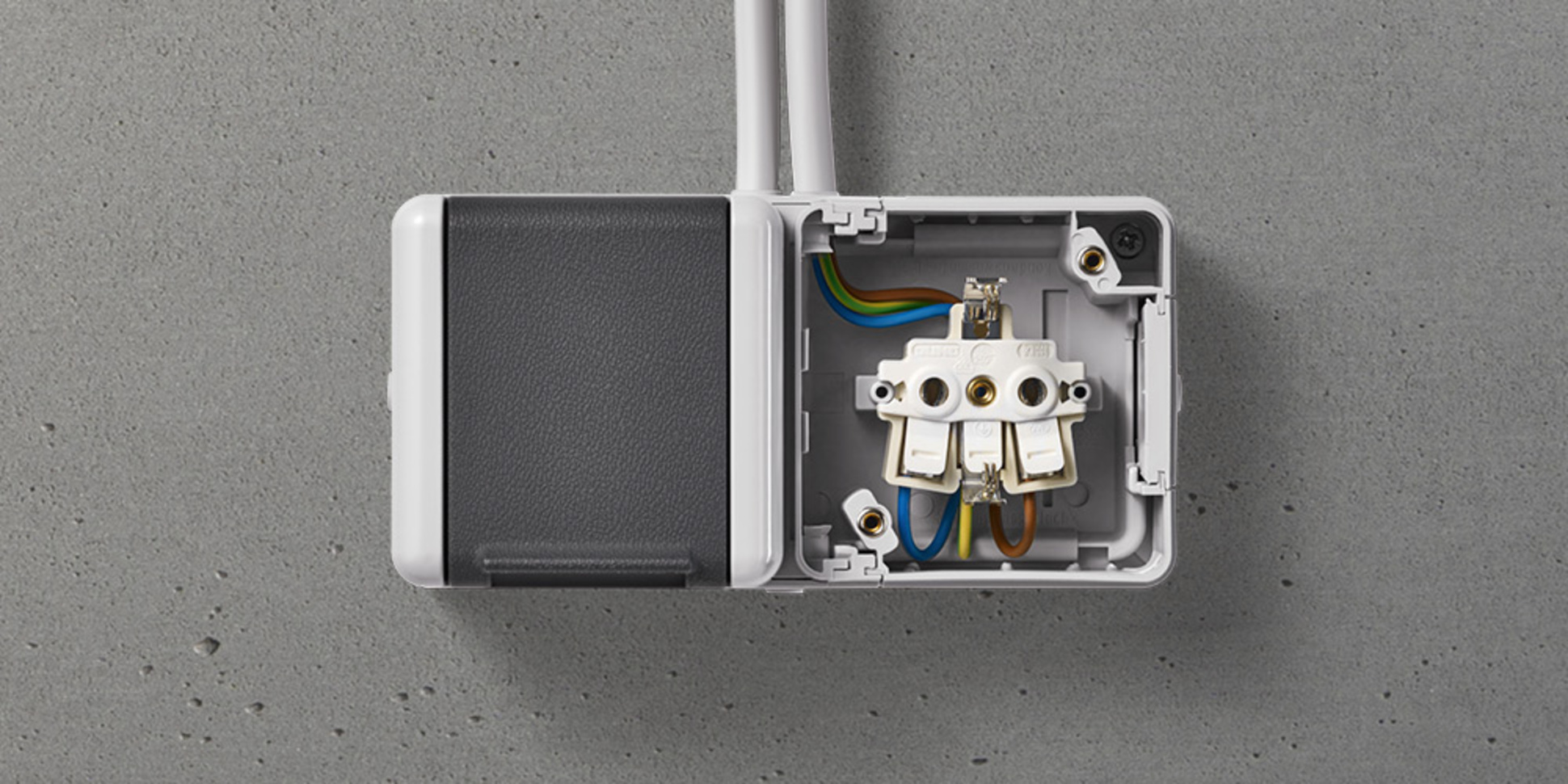 Doppelsteckdose mit Trennsteg bei Elektrotechnik Alata in Obertshausen